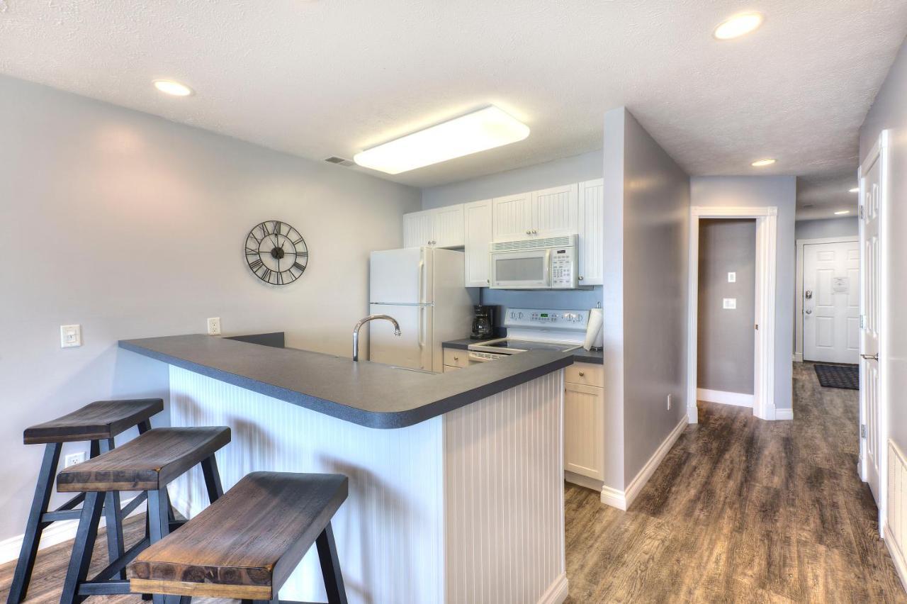 Beachside 216 With Pool Hot Tub And Private Deck Overlooking East Bay Traverse City Zewnętrze zdjęcie