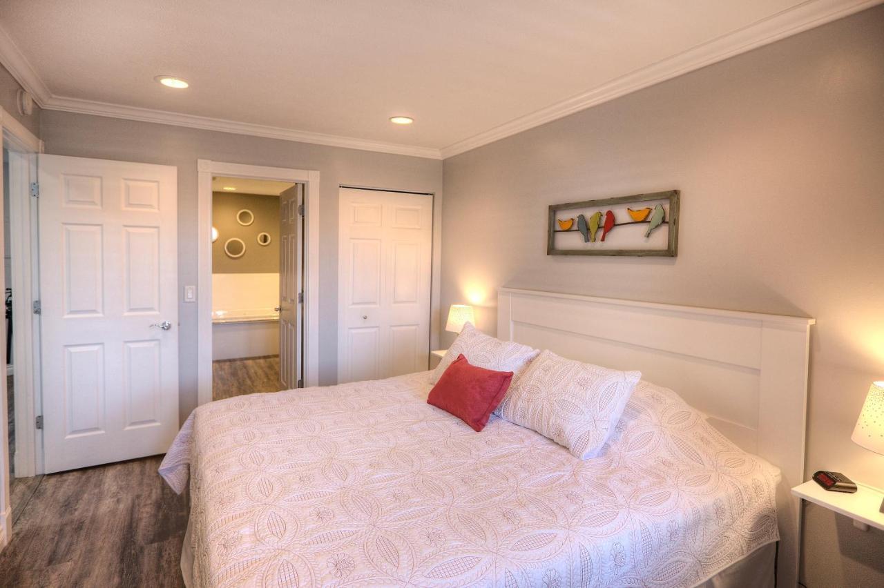 Beachside 216 With Pool Hot Tub And Private Deck Overlooking East Bay Traverse City Zewnętrze zdjęcie