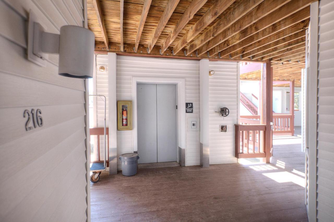Beachside 216 With Pool Hot Tub And Private Deck Overlooking East Bay Traverse City Zewnętrze zdjęcie