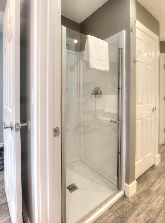 Beachside 216 With Pool Hot Tub And Private Deck Overlooking East Bay Traverse City Zewnętrze zdjęcie