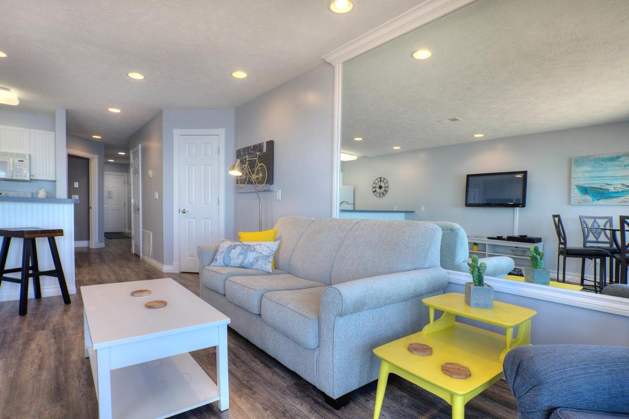 Beachside 216 With Pool Hot Tub And Private Deck Overlooking East Bay Traverse City Zewnętrze zdjęcie