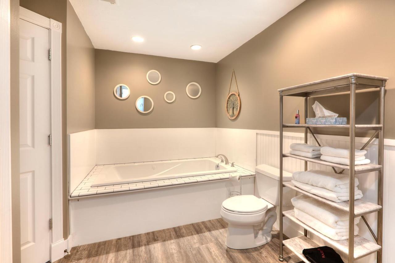 Beachside 216 With Pool Hot Tub And Private Deck Overlooking East Bay Traverse City Zewnętrze zdjęcie