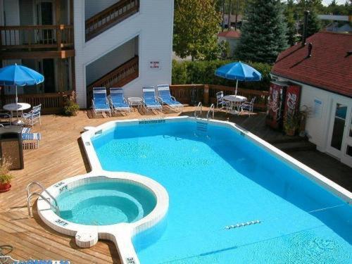 Beachside 216 With Pool Hot Tub And Private Deck Overlooking East Bay Traverse City Zewnętrze zdjęcie