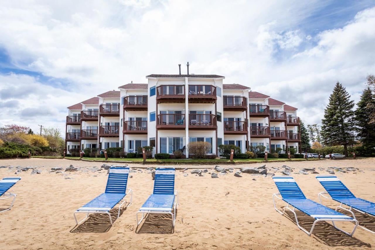 Beachside 216 With Pool Hot Tub And Private Deck Overlooking East Bay Traverse City Zewnętrze zdjęcie